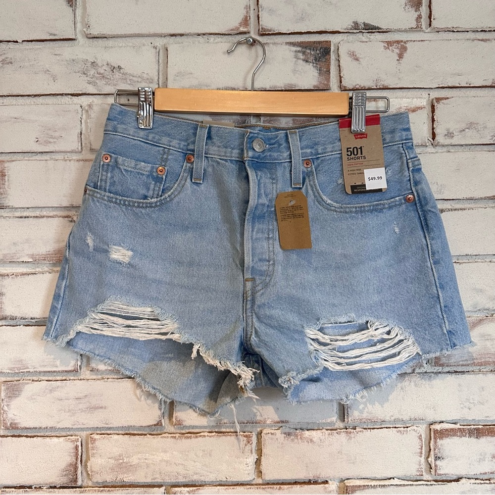 NWT Levi’s 501 high rise light wash jean shorts size 28